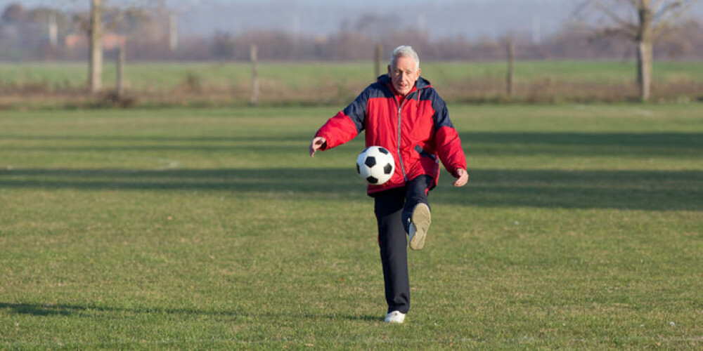 Veselība senioriem: 75 gadus veciem kungiem iesaka futbolu