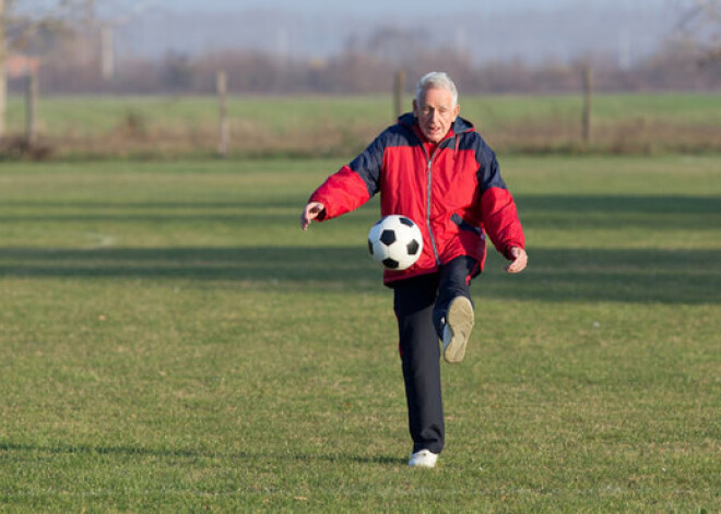 Veselība senioriem: 75 gadus veciem kungiem iesaka futbolu