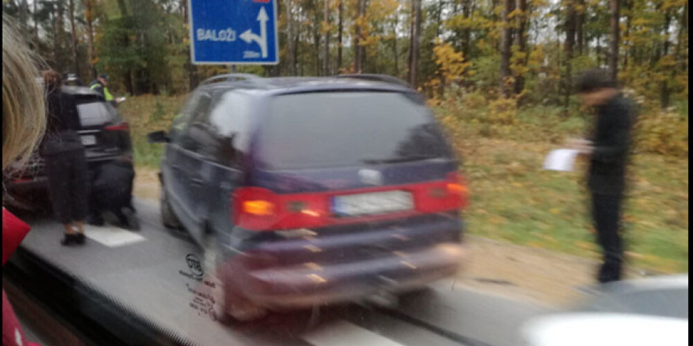 Starp Baltezeru un Ādažiem notikušas avārijas dēļ veidojas sastrēguma uz Tallinas šosejas. FOTO