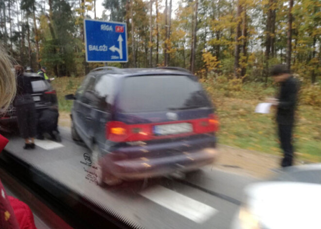 Starp Baltezeru un Ādažiem notikušas avārijas dēļ veidojas sastrēguma uz Tallinas šosejas. FOTO