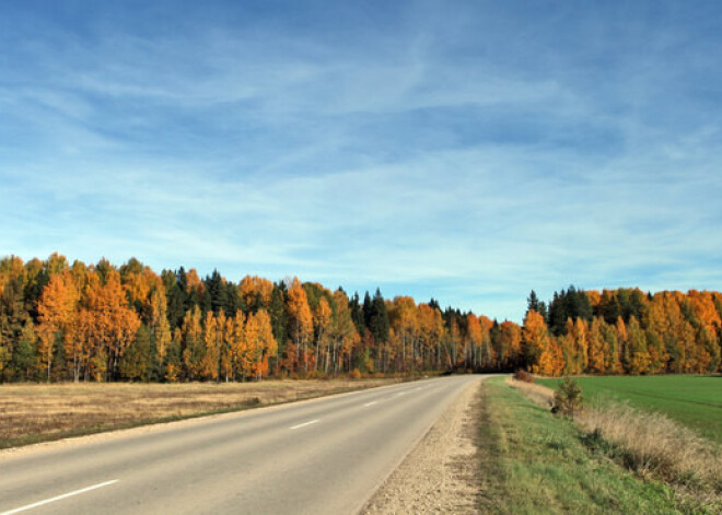Latvijā vairs nedrīkst braukt ātrāk par 90 km/h. Būtiska informācija zelta rudens baudītājiem