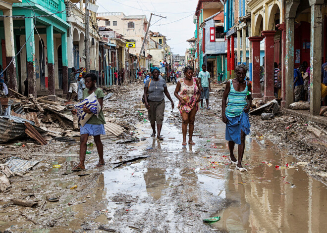 Viesuļvētra "Metjū" Haiti laupījusi dzīvību vismaz 842 cilvēkiem.Lauku slimnīcas ir pārpildītas un daudzi cilvēki tikai tagad saņem medicīnisko palīdzību, lai arī "Metjū" Haiti pāri brāzās otrdien. Vismaz septiņi cilvēki miruši no holeras un daudzi citi ir saslimuši, acīmredzami pēc ūdensapgādes sistēmas pārplūšanas.