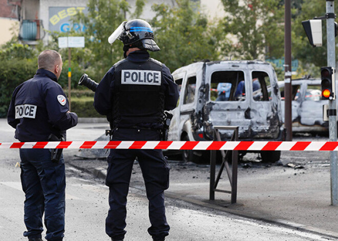 Parīzes pievārtē "Molotova kokteiļu" uzbrukumā ievainoti 4 policisti. FOTO