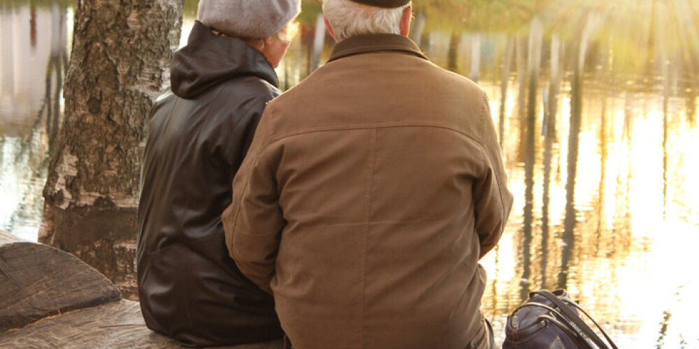 Arī pensijas vecumā vīrieši Latvijā saņem vairāk nekā sievietes