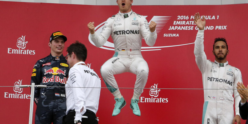 Rosbergs droši uzvar F-1 posmā Japānā; Hamiltons pēc neveiksmīga starta paliek trešais