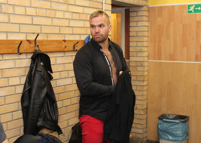 Par godu vispasaules starptautiskajai sieviešu hokeja dienai 2016. gada 8. oktobrī Jelgavas ledus hallē notika Muzikālā spēle hokejā, kurā spēkiem mērojās populāri mūziķi un hokeja kluba “SHK L&L/JLSS” meitenes.