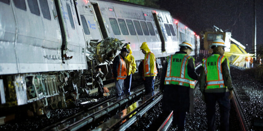Pie Ņujorkas no sliedēm noskrējis vilciens; vairāki desmiti ievainoto. FOTO
