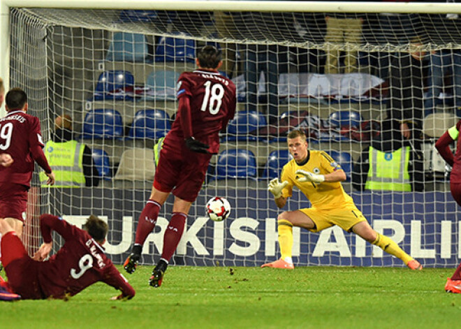 Latvijas futbola izlase neizmanto iespējas, ielaiž divreiz un zaudē ungāriem. FOTO