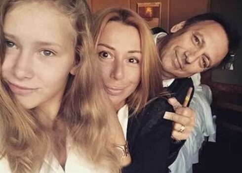 Совсем недавно Алена выкладывала семейное фото