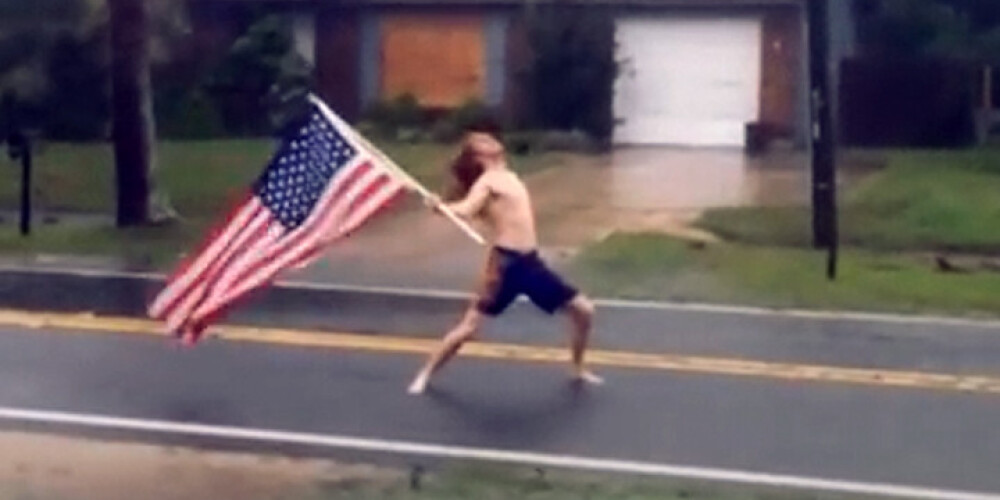 Amerikāņu students drosmīgi stājas pretī viesuļvētrai "Metjū". VIDEO