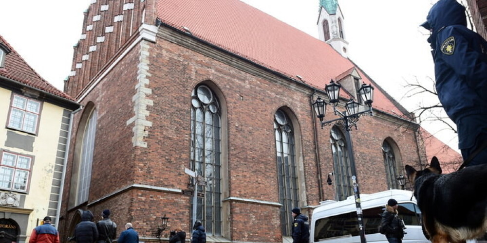 Nekā vairs nav svēta. Divi tūristi no Šveices dabiskās vajadzības kārto uz Vecrīgas baznīcas fasādes