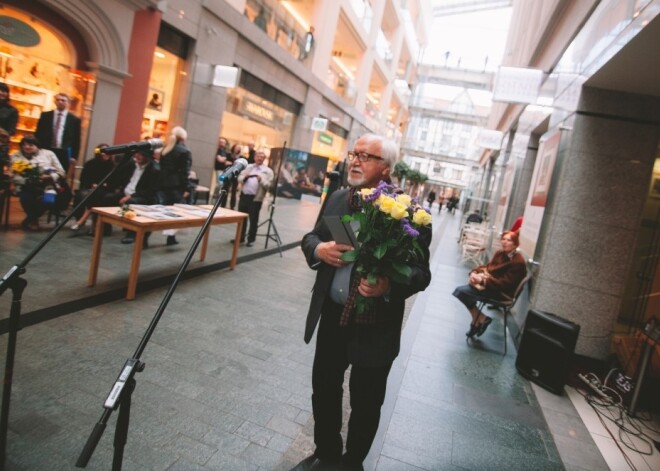 Galerijas „Centrs” pasāžā – Rīdzenes ielā skatāma kinorežisora Jāņa Streiča 80. jubilejai veltīta ceļojošā izstāde „Jānis Streičs: filmas, cilvēki, laikmets”.