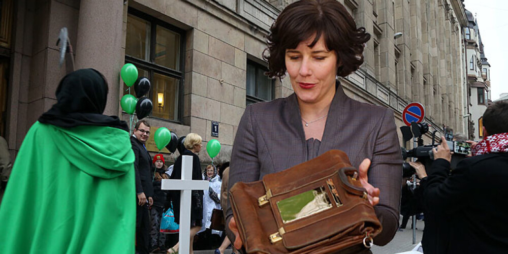 Zaļā nāve ar izkapti neaptur Reiznieci-Ozolu; budžeta portfelis nonāk Saeimā. FOTO