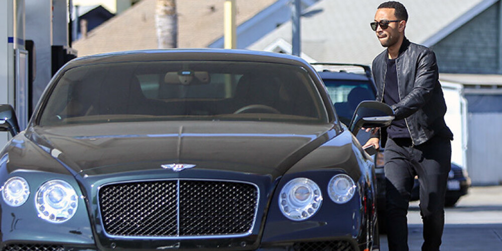 Mūziķis Džons Ledžends tikko kā uzpildījis degvielu savam jaunajam spēkratam – „Bentley GT Continental” automašīnai, un var doties tālāk.