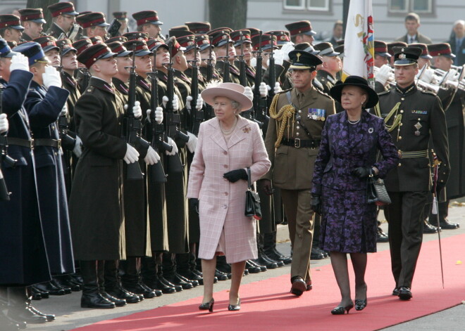 Lielbritānijas un Ziemeļīrijas Apvienotās Karalistes karalienes Elizabete II oficiālās sagaidīšanas ceremonija pie Rīgas pils 2016. gada 18. oktobrī.