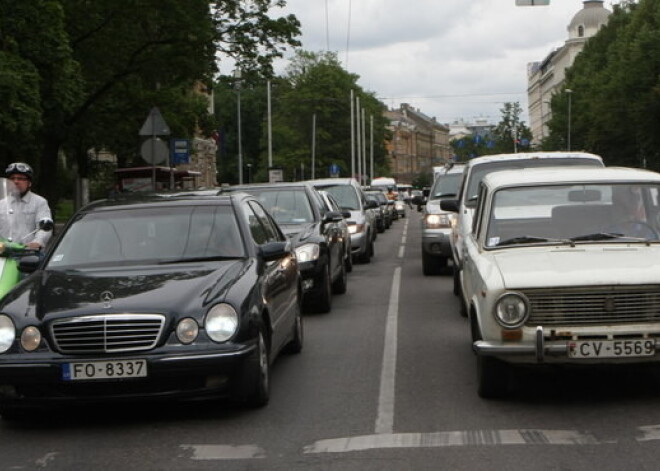 Gaisa tīrības labad iesaka Rīgas centru slēgt veciem auto