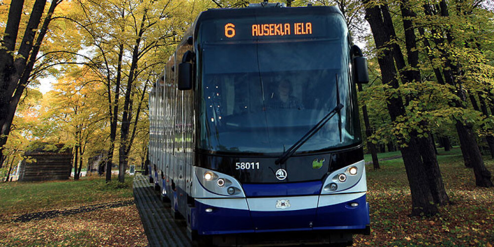 Rīgas domes deputāti 11.oktobrī ārkārtas sēdē ar 34 balsīm "par" un 15 "pret" atbalstīja Skanstes tramvaja līnijas projektēšanas sākšanu.