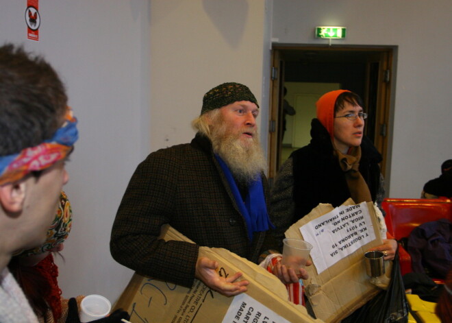 2006. gada oktobrī dziedātājas Olga Rajecka un Agnese Rozenbauma, rokeris Frīdis, dziedātāji Dons, Roberto Meloni un Ivo Grīsniņš-Grīslis un modes māksliniece Šeila, pārģērbušies par bezpajumtniekiem, piedalījās labdarības akcijā.