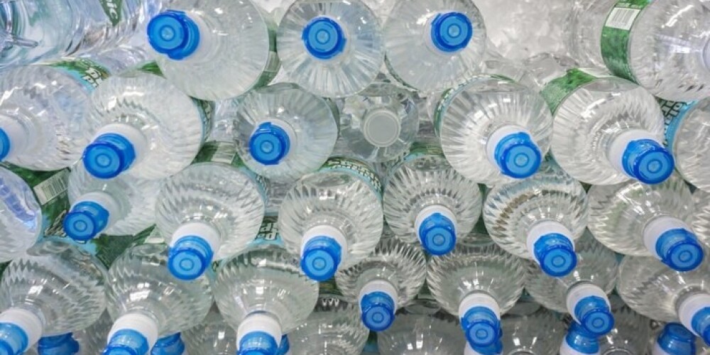 Безобидные на вид пластиковые бутылки разрушают наш организм