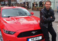 Egils Valeinis ar ilgi krāto un gaidīto “Ford Mustang”.