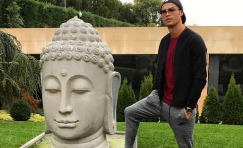 Fani komentāros nosoda sportistu par netoleranci un lūdz viņu dzēst šo zaimojošo fotogrāfiju. Foto: instagram.com/cristiano