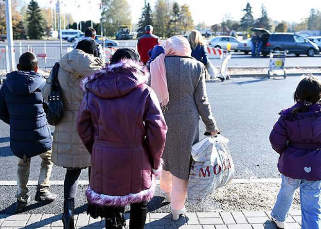 Patvēruma meklētājiem pabalstus maksās vēl trīs mēnešus pēc sākšanas strādāt