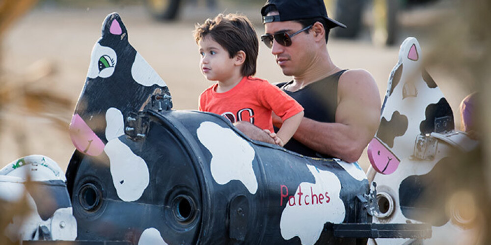 Aktieris Mario Lopess ar dēlu Dominiku izklaidējas ķirbju tirdziņā.