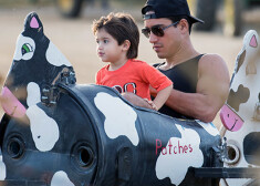 Aktieris Mario Lopess ar dēlu Dominiku izklaidējas ķirbju tirdziņā.