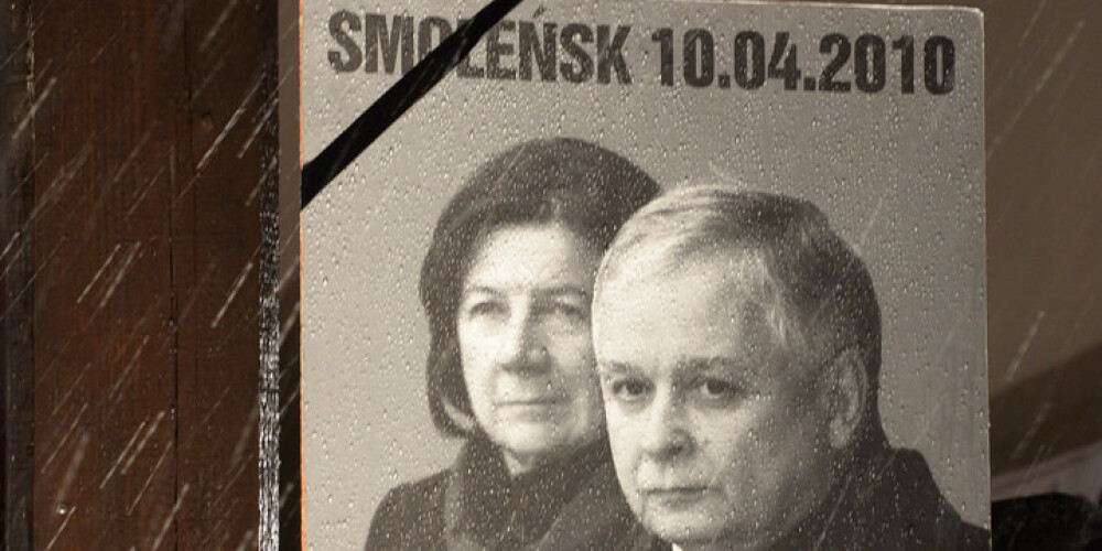 Grāmata: ievērojams Polijas politiķis pasūtījis uzbrukumu Kačiņska lidmašīnai Smoļenskā
