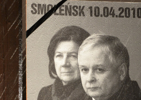 Grāmata: ievērojams Polijas politiķis pasūtījis uzbrukumu Kačiņska lidmašīnai Smoļenskā
