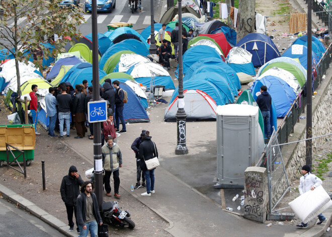 Migrantu teltis Parīzes ielās