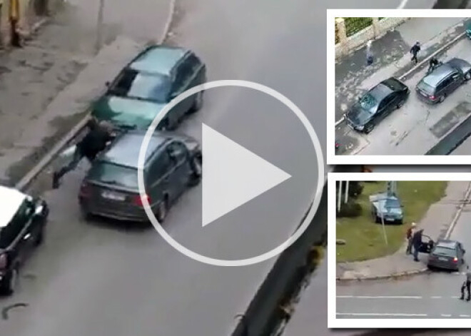 Trakums Rīgā: iereibis kungs taranē svešus auto un vienu pat aizstumj pāri visam krustojumam. VIDEO