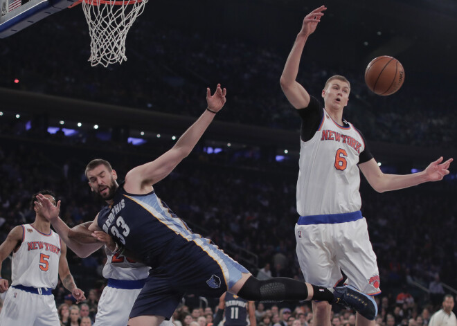 Kristaps Porziņģis un Ņujorkas "Knicks" cīnās pret Memfisas "Grizzlies"