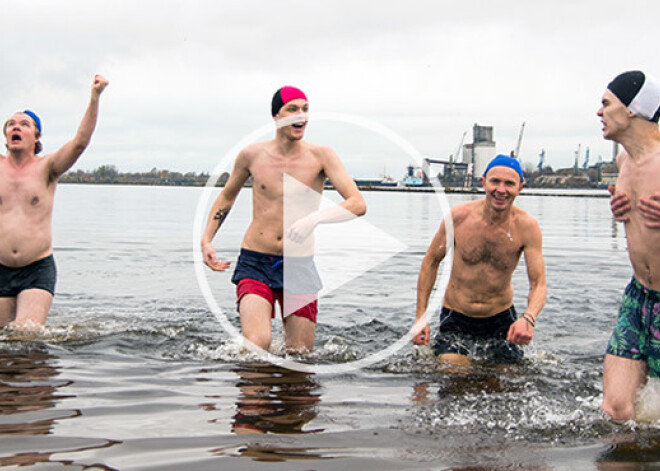 Brrrrrr! Kaupers un Grēviņš nopeldas rudenīgajā Daugavā. FOTO. VIDEO