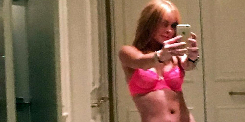 Линдси Лохан не стесняется публиковать откровенные фото