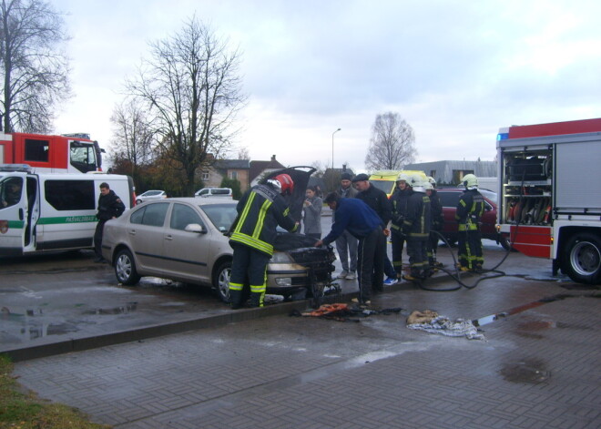 Pirmdienas rītā Jelgavā pie tirdzniecības centra „Pērnava” aizdegās automašīna „Škoda Octavia”. Ugunsdzēsēji nelaimi likvidēja pārdesmit minūšu laikā.