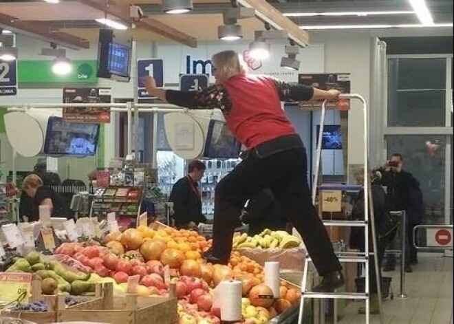 Tā Aizkraukles "Maxima" darbiniece veic uzkopšanu. FOTO