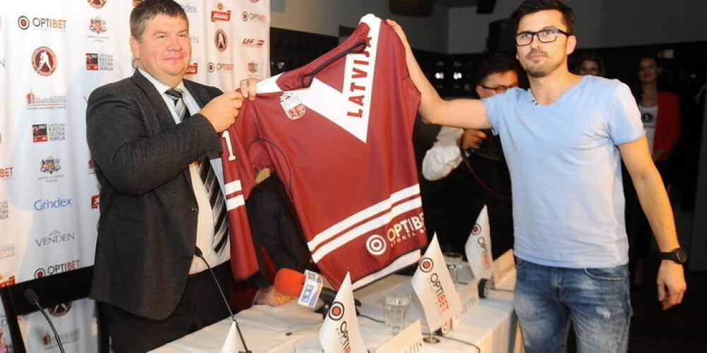Latvijas Hokeja federācijas prezidents Aigars Kalvītis prezentā jaunos valstsvienības pārbaudes spēļu kreklus.