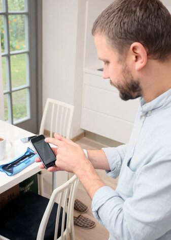 Egons demonstrē, kā iRobot Roomba var lieliski vadīt ar mobilā tālruņa aplikāciju.