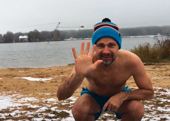 Drosmīgi! Arī Jubalts metas ledainā peldē. VIDEO