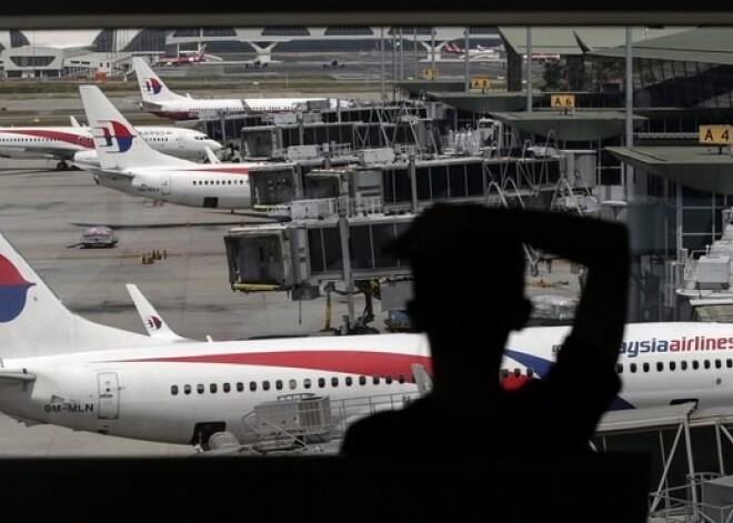 Okeānā pazudusī "Malaysia Airlines" lidmašīna pirms avārijas piedzīvojusi nekontrolētu kritienu