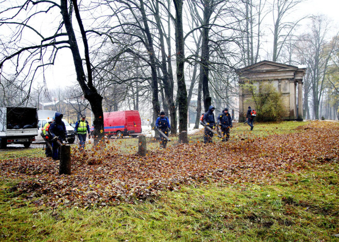 Rīgas dome sākusi Lielo kapu sakopšanas darbus