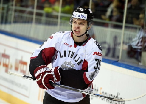 Latvijas hokeja izlase ar dramatisku neveiksmi pagarinājumā pret mājiniekiem sāk pārbaudes turnīru Bledā