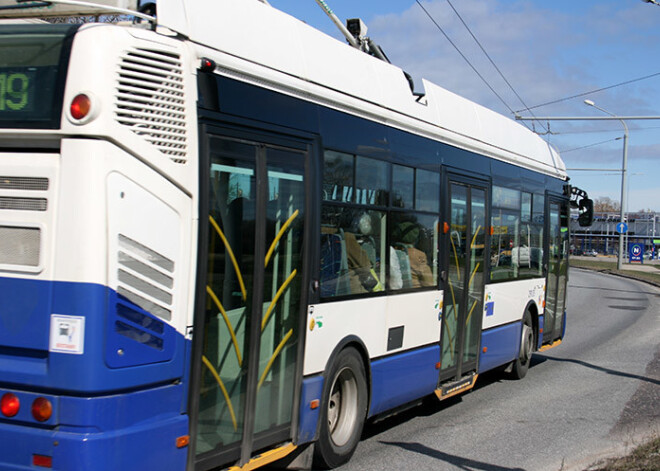 Oktobrī visvairāk bezbiļetnieku 19.trolejbusa maršrutā