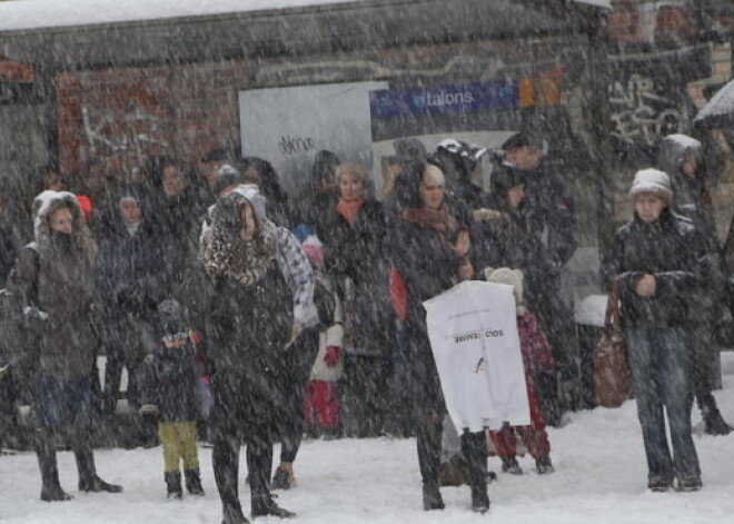 Daļa Latvijas šodien ir paralizēta. Sinoptiķi tikmēr saka - sniega sega vēl augs un augs. FOTO