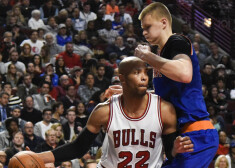 Porziņģis iemet 27 punktus un palīdz "Knicks" principiālā mačā uzveikt "Bulls".