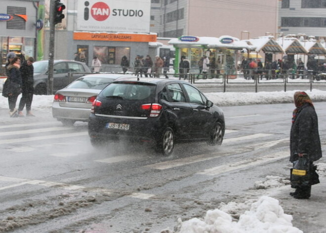 Visi autovadītāji pirmdien Rīgas sabiedriskajā transportā varēs braukt bez maksas