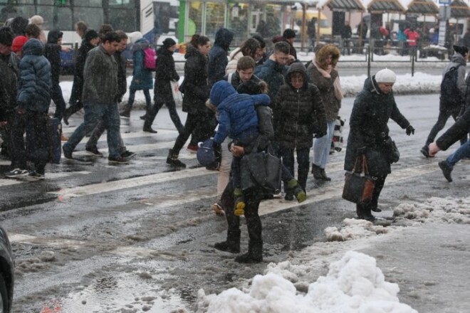 Ja esi māmiņa ar bērnu vai cilvēks solīdos gados, tavas izredzes uzvarēt šo peļķi sausām kājām būtiski samazinās.