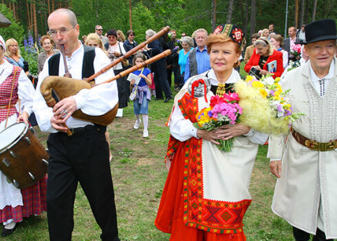 Šodien dzimšanas diena muzikologam Valdim Muktupāvelam. Attēlā: ar eksprezidenti Vairu Vīķi-Freibergu un viņas vīru Imantu Freibergu.