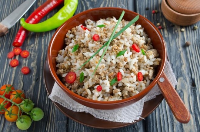 Ja auksti rīsi jāuzsilda, viens no veidiem ir maisot uzsildīt pannā, kur sakarsēts sviests vai eļļa.